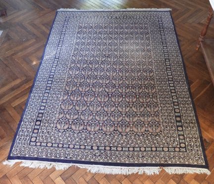 TAPIS D'ORIENT à décor géométrique beige sur fond 