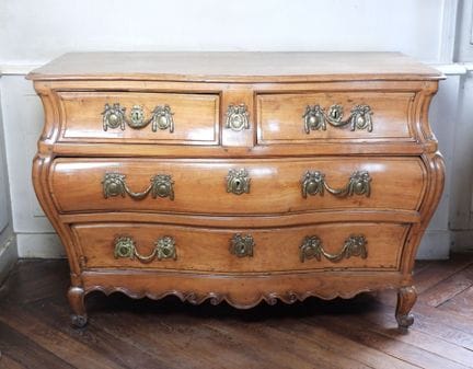 COMMODE tombeau en noyer mouluré et sculpté, la fa