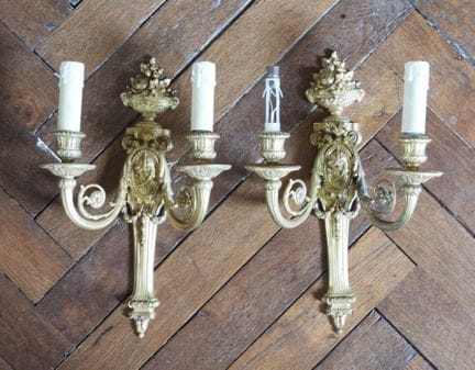 PAIRE D'APPLIQUES à deux bras de lumière en bronze