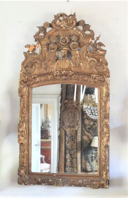 ESPEJO de madera tallada y dorada, con decoración 