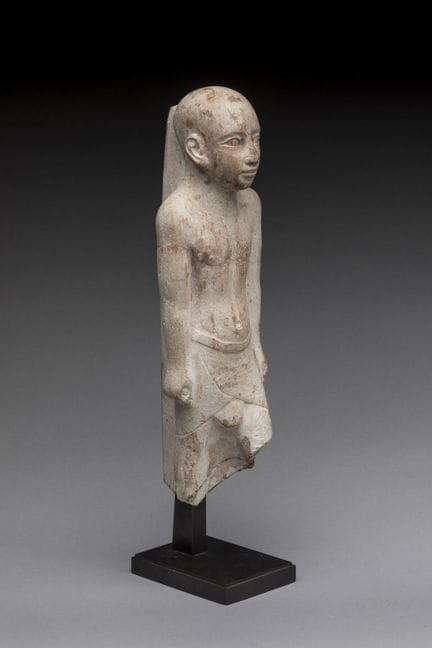 埃及。第十六至十七王朝（约公元前1680—1539年）：一名身着短腰布、呈行走姿态的男子小雕像。石灰