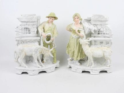 Paire de bouquetières en biscuit polychrome à déco