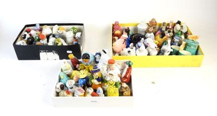 3 CARTONS DE SALIERES en porcelaine, faïence polyc