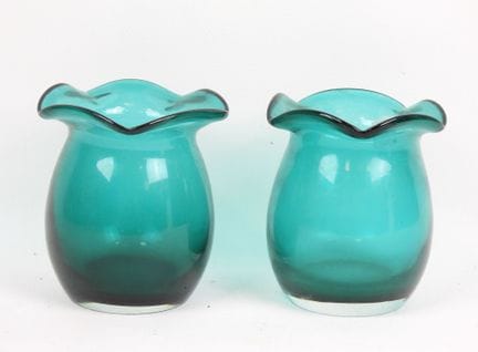 Paire de vases en verre vert bleu à col juponné. H