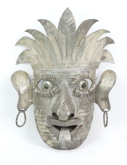Masque dans le goût mexicain en métal.  H.: 36 cm 