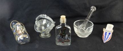 玻璃器皿套装：2只玻璃杯（其中一只饰有珐琅花卉图案）、1个小篮子、1只饰有狩猎场景图案的威士忌酒壶、