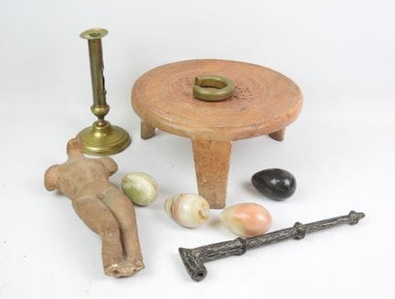 Réunion d'objets dont un tabouret en bois, pipe en
