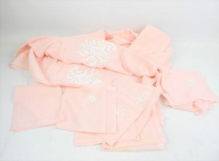 Parure de table en tissu rose comprenant douze ser