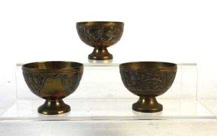 CHINA: 3 kleine Bronzeschalen mit einem Flachrelie