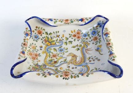 特鲁索与公司（Trousseau et Cie）制造：内韦尔（Nevers）陶器：方形花卉纹饰盅，饰