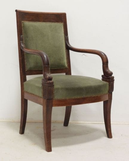 Fauteuil aux accotoirs en tête de dauphin à décor 