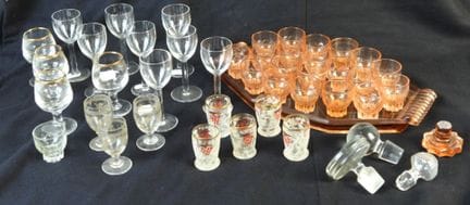 PLATEAU ET 20 VERRES A DIGESTIF en verre orange. É