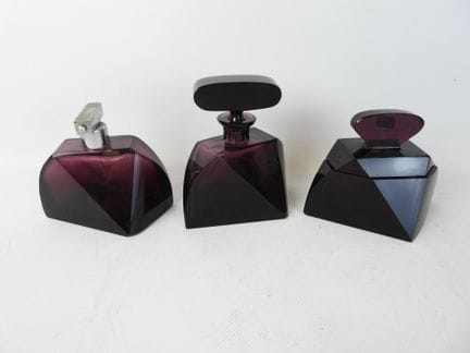 Im Set mit 152: Toiletten-Set aus violettem Glas, 