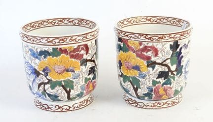 吉恩：一对“牡丹”款彩绘花盆套，饰有花卉图案。高：15.5厘米，直径：15厘米。有裂纹，经修复。