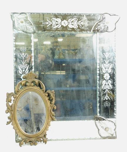 Miroir vénitien rectangulaire à décor floral. 50,5