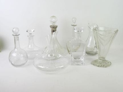 Ensemble de verrerie comprenant carafes, broc et u
