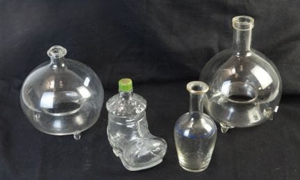2个玻璃制黄蜂陷阱。高：15至20厘米。内部有裂纹，有碎裂处。
随附：
-一只鞋形蜂蜜罐和一只玻璃水