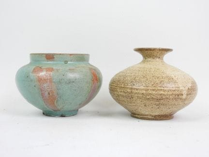 Deux vases en grès, dont monogrammé NB  H.: 7 et 7
