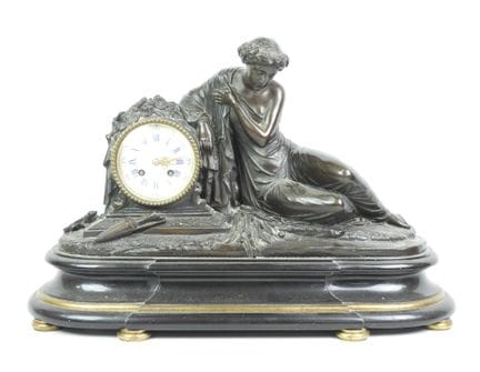 Pendule en bronze, le cadran circulaire émaillé à 