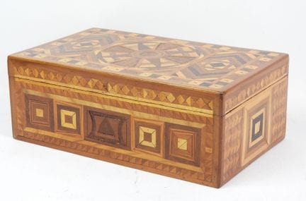 BOITE à bijoux en bois à décor marqueté de motif g