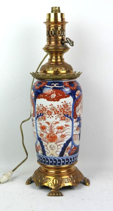 JAPON - Vase monté lampe en porcelaine à décor rou
