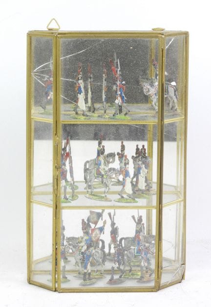 Environ 19 soldats plats d'étain dans une vitrine 