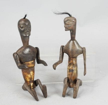 LOMBOK, Indonésie.
Deux statuettes en os et bois f