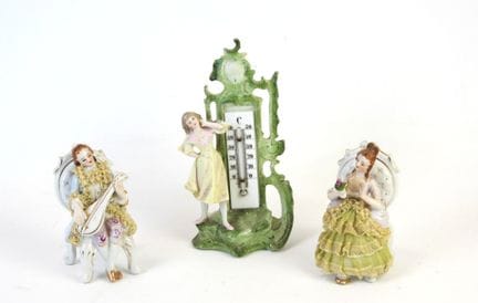 THERMOMETRE en biscuit polychrome à décor d'une él