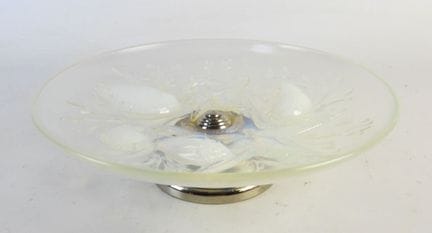 VERLUX 法国：大型磨砂压模玻璃杯，饰有贝壳和海藻图案，配铬合金杯脚。图案中带有品牌签名。高：9