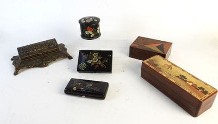 青铜邮票盒，饰有阿拉伯式卷草纹。高：7厘米，长：22厘米，深：13厘米。有磨损痕迹。
随附：
-1个