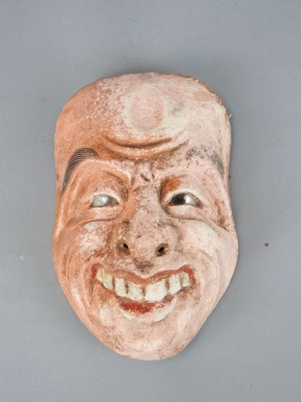 JAPAN. 
Maske aus bemaltem Holz, die eine Figur au