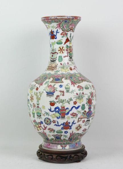 CHINE : Vase balustre en porcelaine polychrome à d