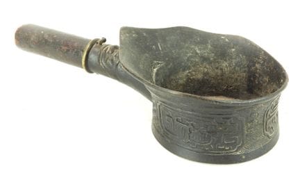 CHINE.
Très ancien fer à repasser à charbon, le ré