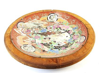 JAPON : Important plat en porcelaine à décor de sc