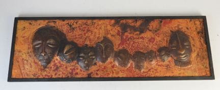 MAKUMGU? (21. Jahrhundert). Plakette aus rot-orang