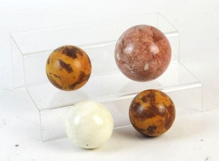 QUATRE BOULES en pierre dure. Diam. :