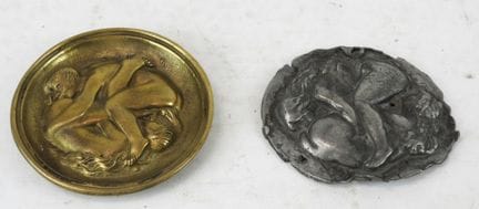 MEDAILLON en bronze représentant une scène érotiqu