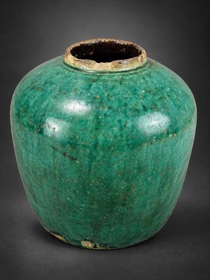 CHINE.
Très ancien pot de forme balustre en grès à