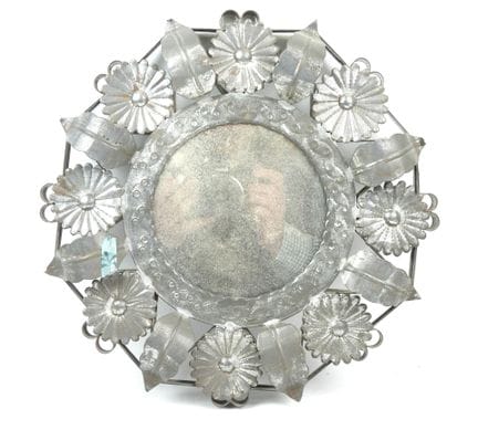 Miroir circulaire en métal à décor de feuilles et 