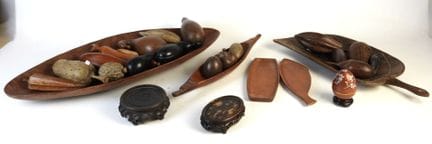 DREI OBSTSCHALEN und ZWANZIG OBSTSTÜCKE aus Holz. 