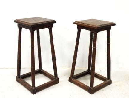 Paire de tabourets de Chantre en chêne mouluré, pi