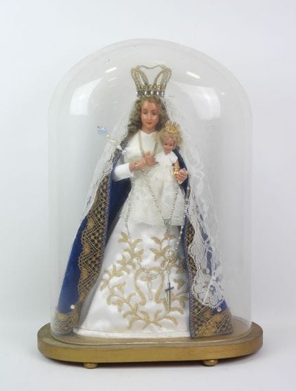 Reich verzierte Madonna mit Kind unter einer Glasg