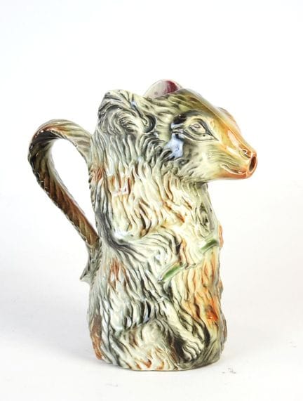 ECUREUIL-KRUG aus Engobe. Höhe: 22 cm. Leichter Ri