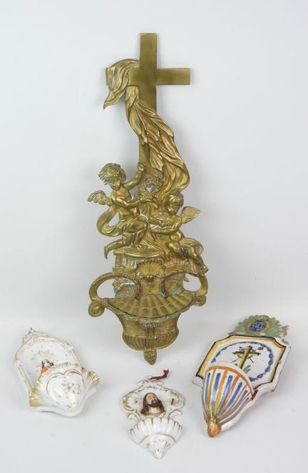 Weihwasserbecken aus Bronze mit einem verzierten, 
