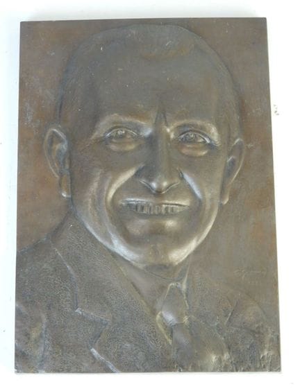 Herr THOMAS. Bronzetafel mit brauner Patina, die H
