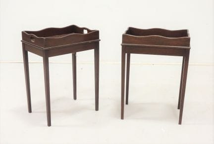 Paire de petites tables d'appoint en acajou à plat