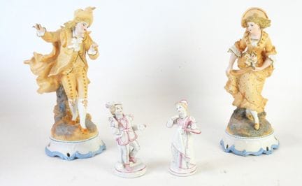 PAIRE DE STATUES représentant un couple d'élégants