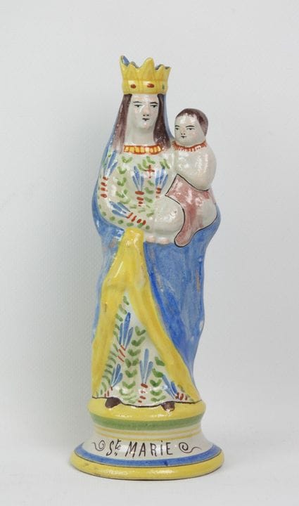 VIERGE D'ACCOUCHE en faïence polychrome. H.: 25 cm