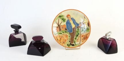 Garniture de toilette en verre violet comprenant u