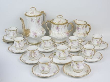 LIMOGES - Partie de service à thé en porcelaine  à